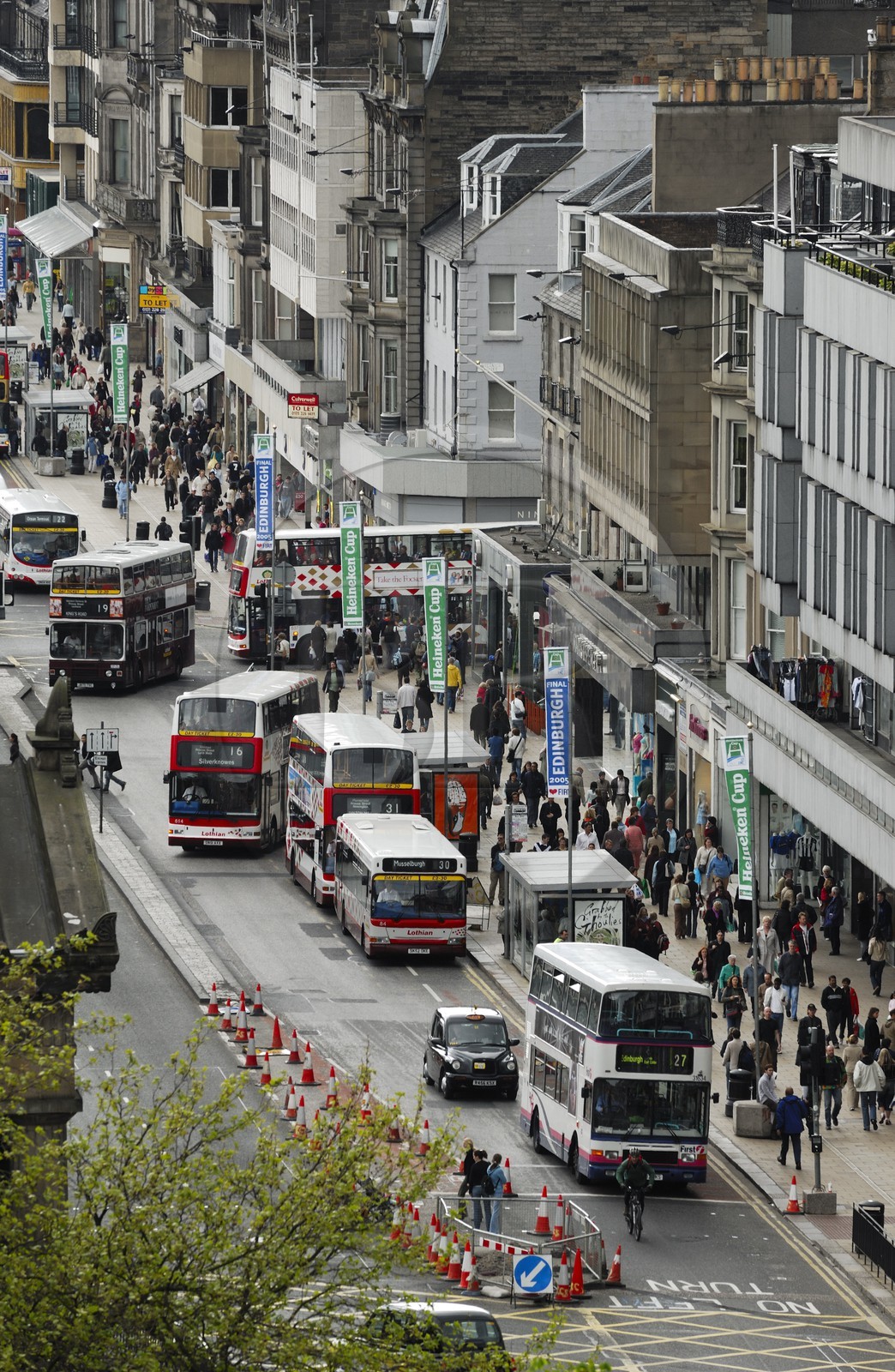 Royaume-Uni, Ecosse, Edimbourg, bus sur Princes street