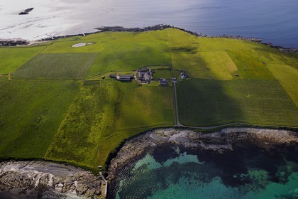 Royaume-Uni, Ecosse, Iles Orcades, Ile de Westray, ferme en bordure de mer (vue aérienne)
