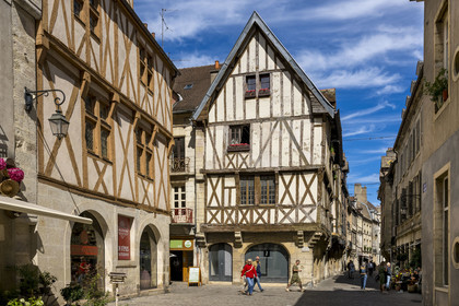 France, Côte-d'Or (21), Dijon, zone classée Patrimoine Mondial de l'UNESCO, maisons à pans de bois rue de la Verrerie à l'angle de la rue de la Chouette, la maison Mulot et Petitjean au premier plan