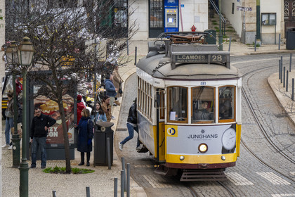 Portugal, Lisbonne, quartier de l'Alfama, tramway (electricos) à Largo das Portas do Sol, la ligne 28 est la plus célèbre et la plus pittoresque