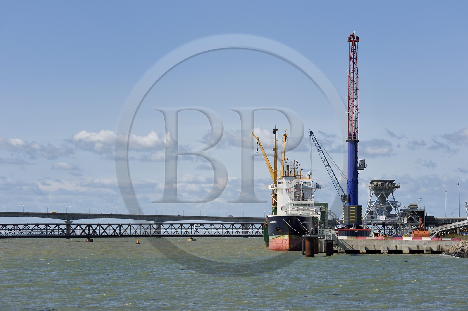 France, Charente-Maritime (17), La Rochelle, le Port Atlantique La Rochelle, port de commerce, quais dépendant de la société Sica Atlantique, le pont de l'Ile de Ré en arrière plan
