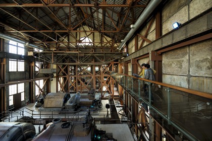 Turquie, Istanbul, l'université et le centre d'art contemporain Santralistanbul des architectes turcs Emre Arolat, Nevzat Sayin, Ihsan Bilgin et Han Tümertekin, l'ancienne centrale thermique de Silahtaraga aménagée par l'architecte Han Tümertekin