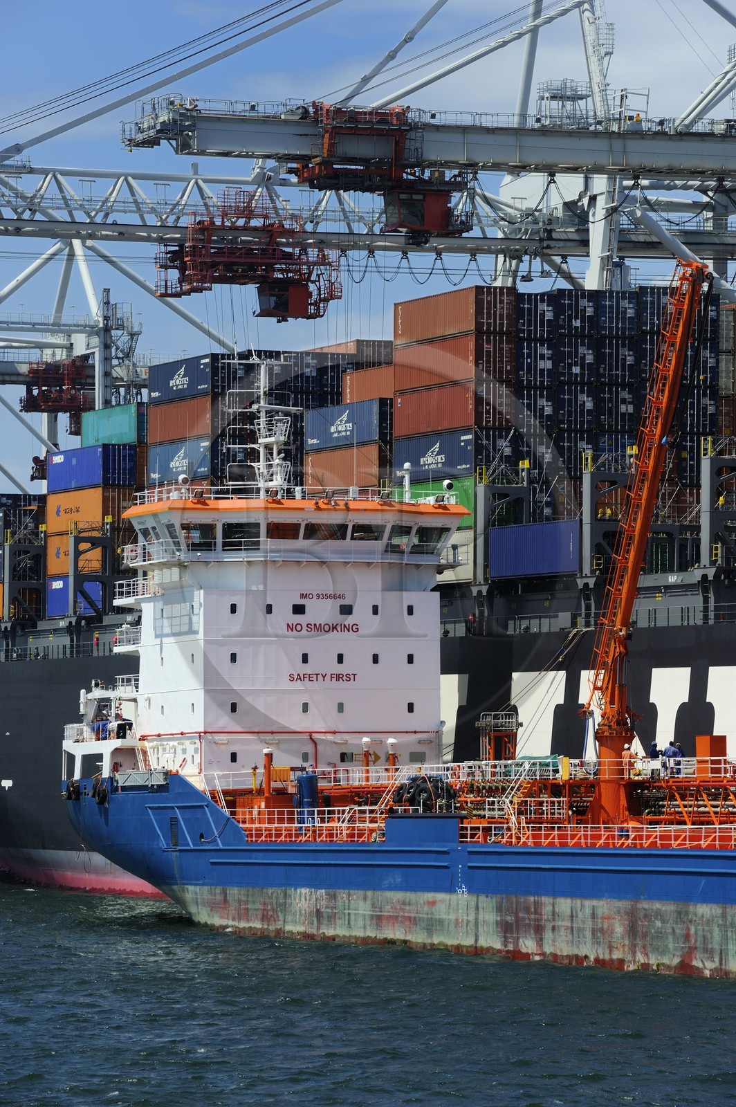 France, Seine-Maritime (76), Le Havre, porte-conteneurs dans le port de commerce