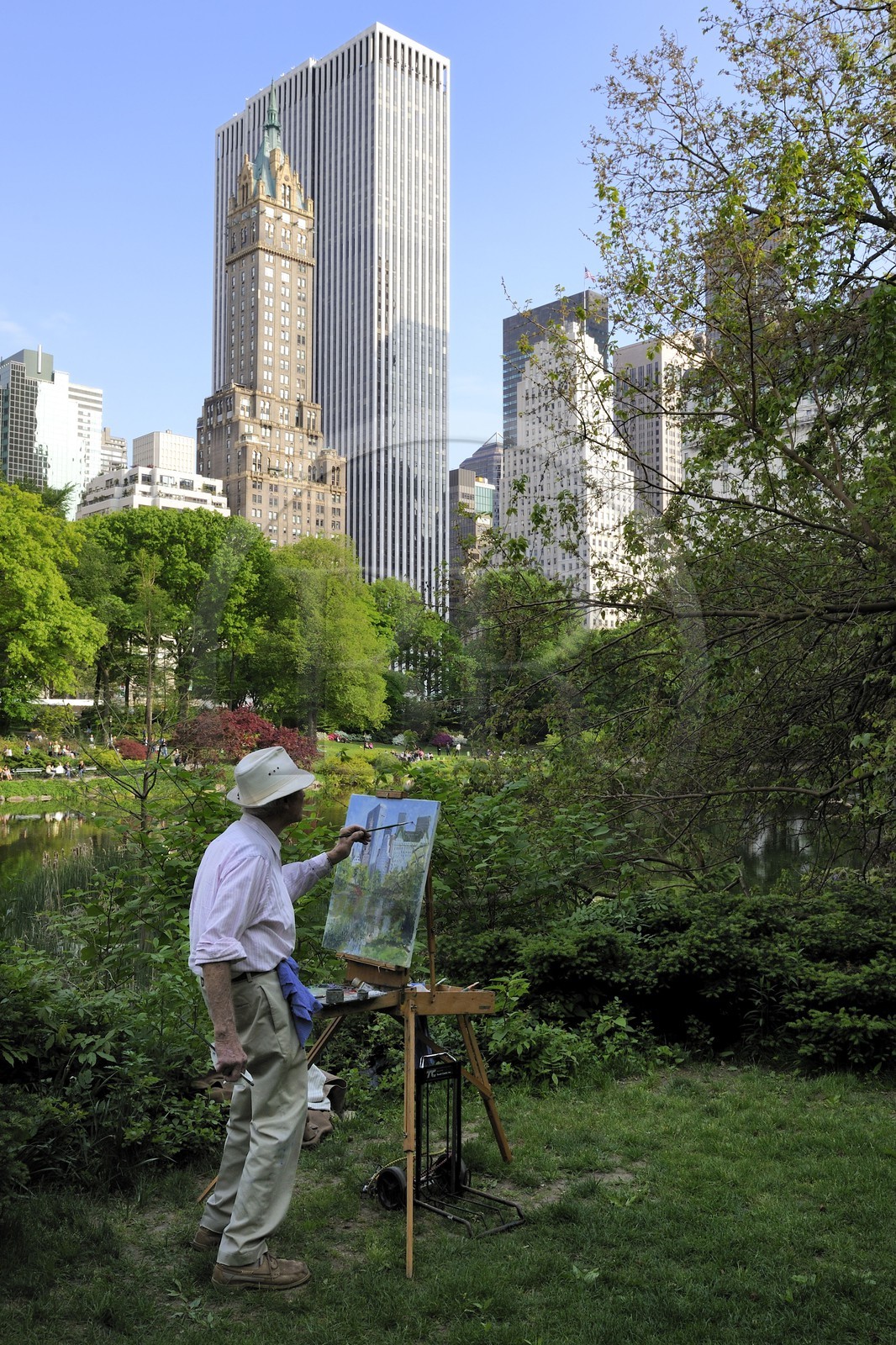 United States, New York City, Manhattan, Central Park, artist painter in action behind the Pond