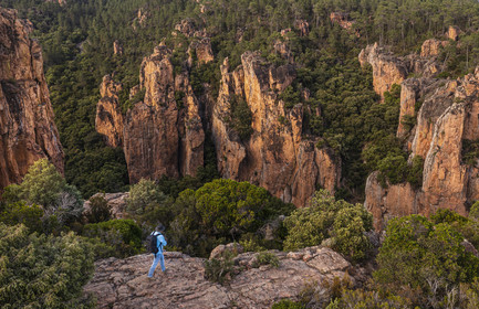 France, Var (83), entre Bagnols-en-Forêt et Roquebrune-sur-Argens, randonneur à l'entrée des Gorges du Blavet (vue aérienne)