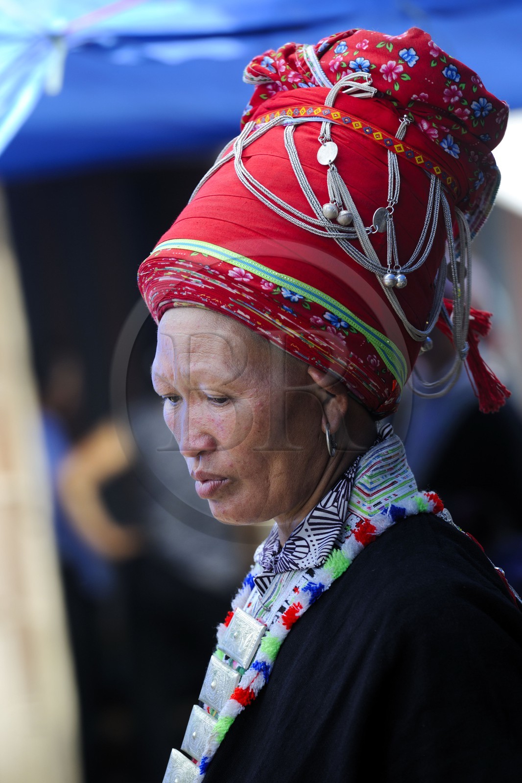 Vietnam, province de Lao Cai, région Nord-Ouest de Sapa, le marché multi-éthnique de Muong Hum, femme de la minorité des Dzao rouge