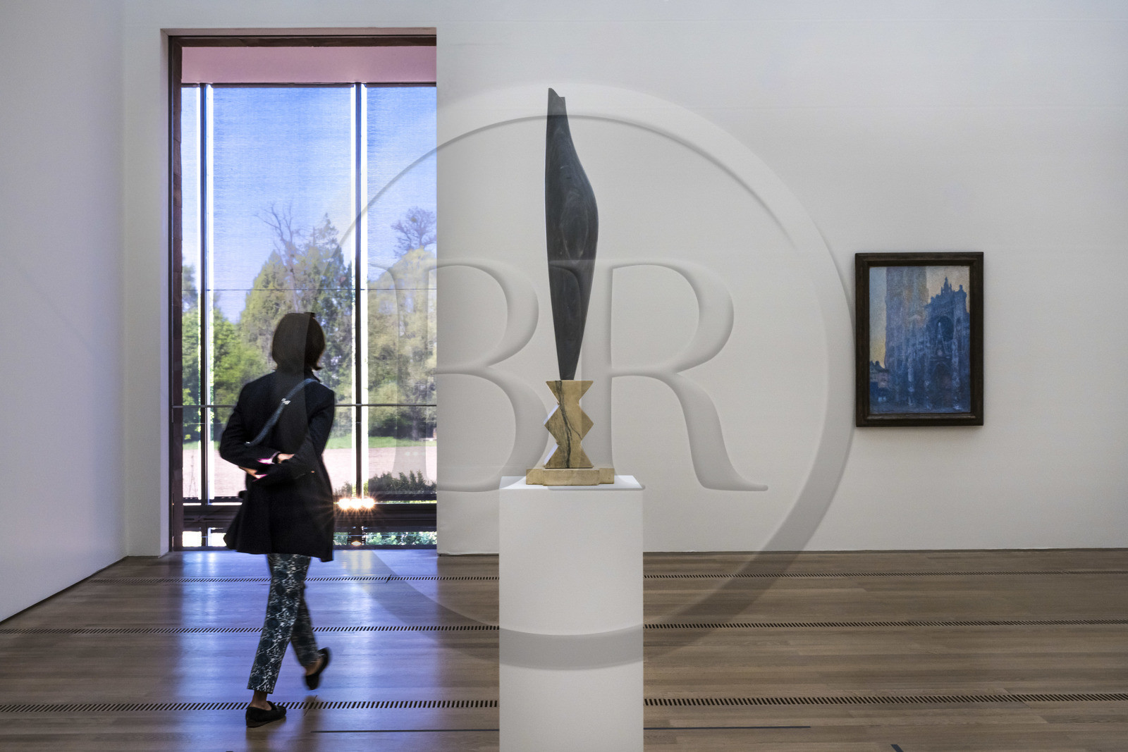 Suisse, Bâle, Riehen, fondation Beyeler, L'oiseau (1923-1947) de Constantin Brancusi et La Cathédrale de Rouen: Le Portail (effet du matin) (1894) de Claude Monet