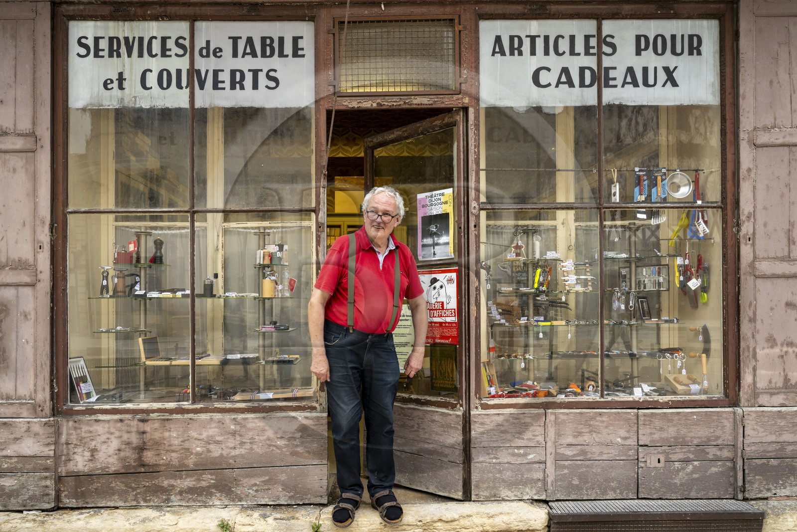 France, Côte-d'Or (21), Dijon, zone classée Patrimoine Mondial de l'UNESCO, place Bossuet, la Coutellerie de Langres, une boutique quincaillerie et plus, hors du temps et établie dans la maison natale de l'écrivain français Bossuet,elle est tenue par l’érudit Michel Pernod