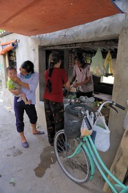 Vietnam, province de Ninh Binh, village insulaire de Kenh Ga, l'épicerie