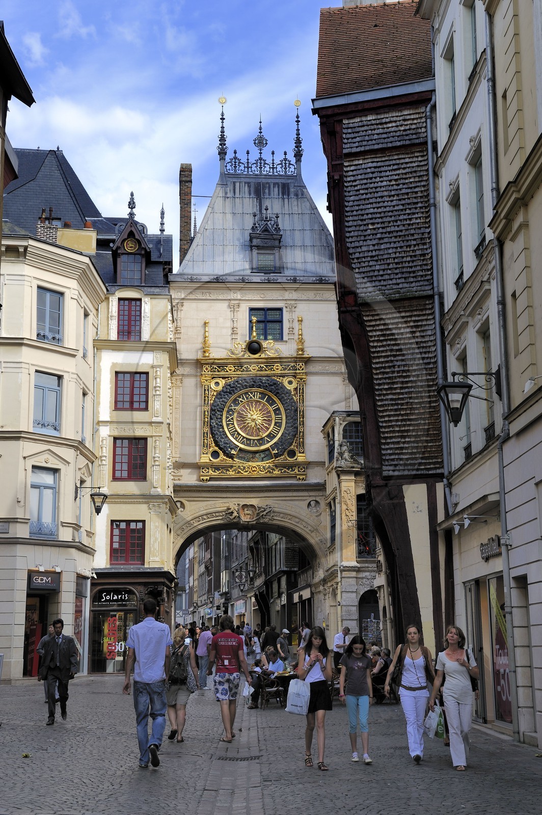 France, Seine-Maritime (76), Rouen, rue du Gros Horloge dans le centre historique