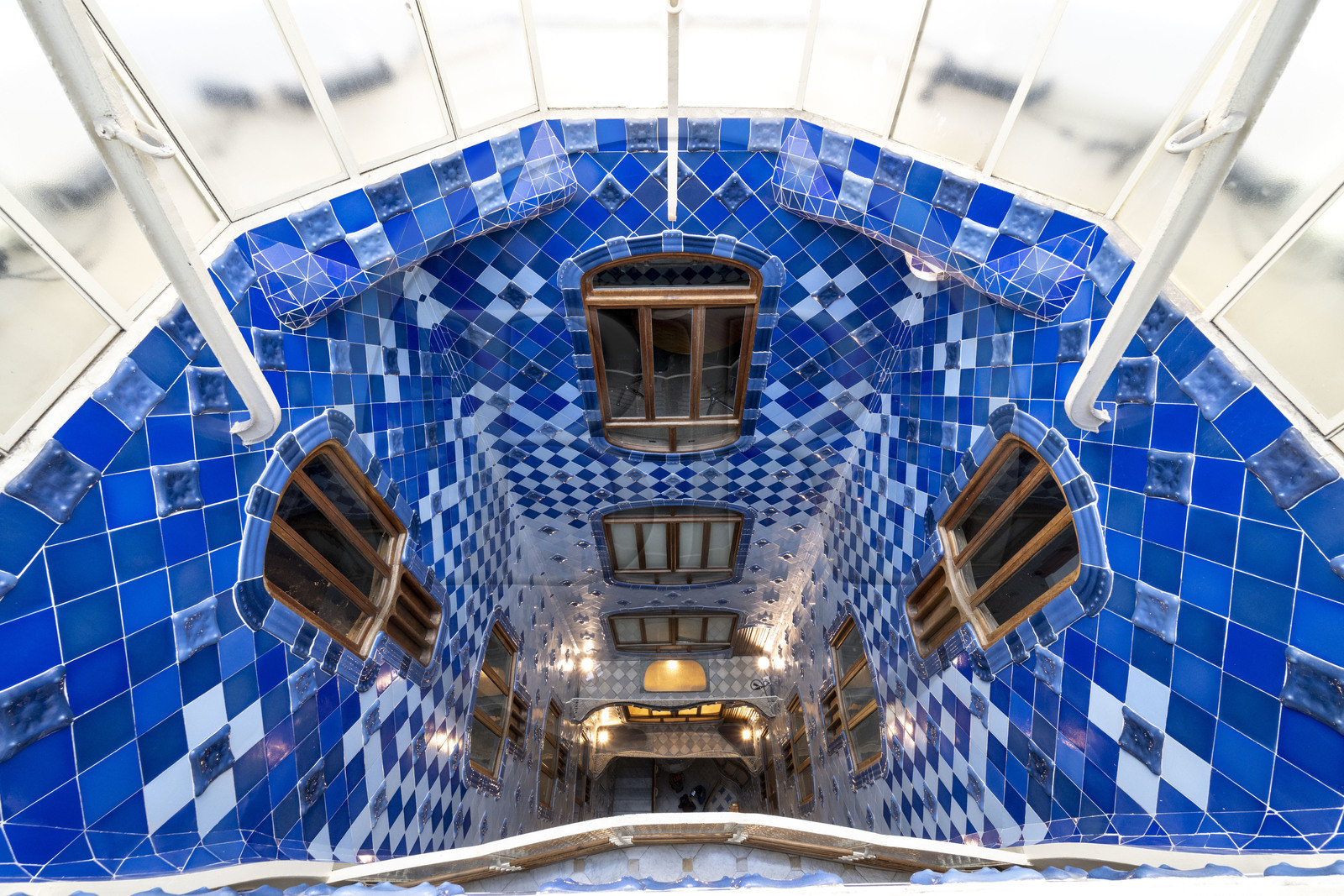Espagne, Catalogne, Barcelone, quartier de l'Eixample, Passeig de Gracia, Casa Batllo de l'architecte du modernisme catalan Antoni Gaudi, site classé au Patrimoine Mondial de l'UNESCO, cour intérieure, dégradé de couleurs dans le puits de lumière
