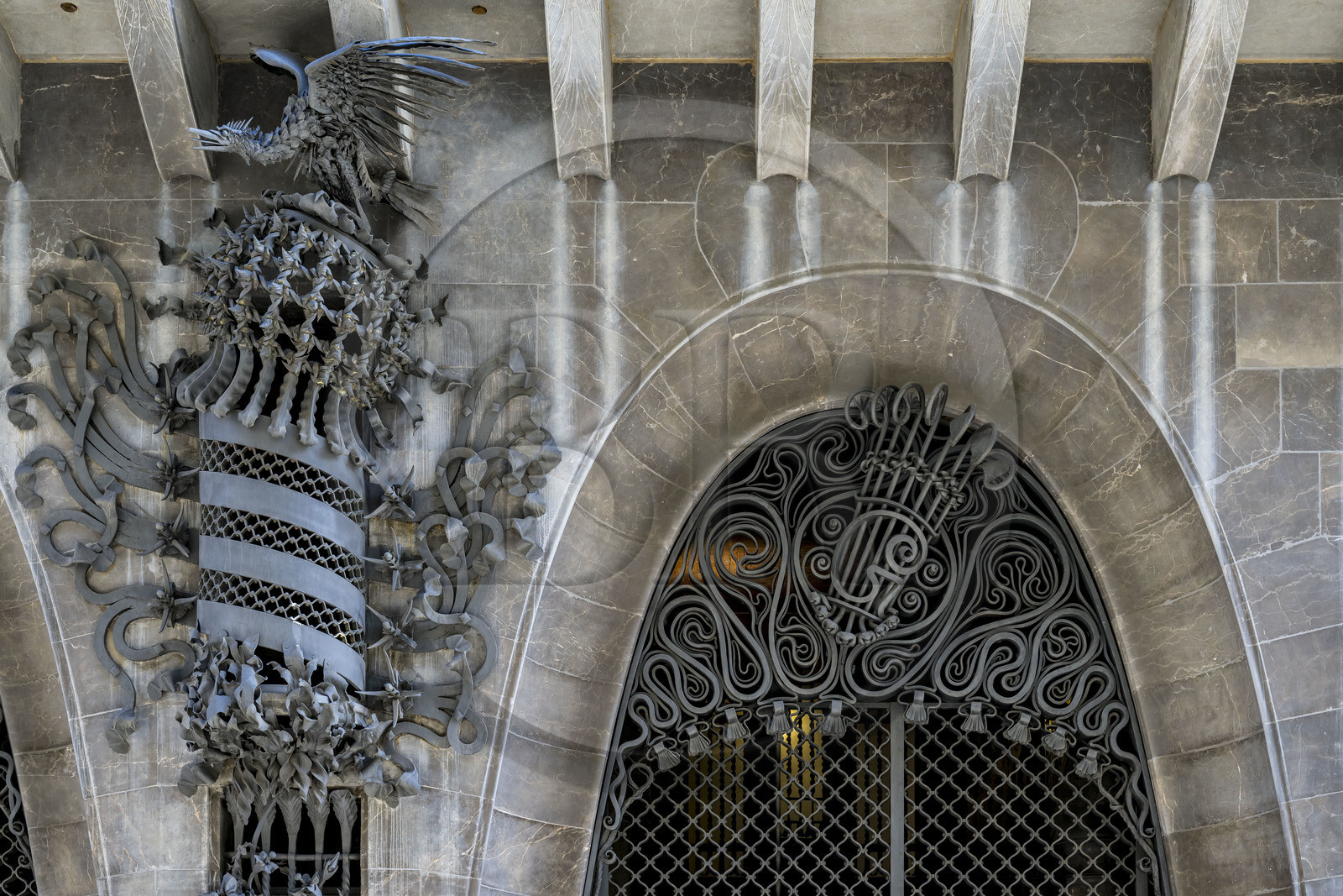 Espagne, Catalogne, Barcelone, le Palais Güell (Palau Güell) construit entre 1886 et 1891 et réalisé par l'architecte du modernisme catalan Antoni Gaudi, site classé au Patrimoine Mondial de l'UNESCO, le blason entre les portes cochères évoque le drapeau catalan et le phénix qui le surmonte symbolise la renaissance de la littérature catalane