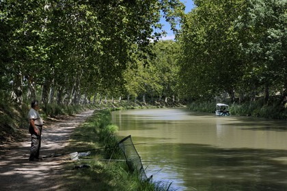 France, Herault, Beziers, fisherman on the towpath of the Canal du Midi around the village of Colombiers