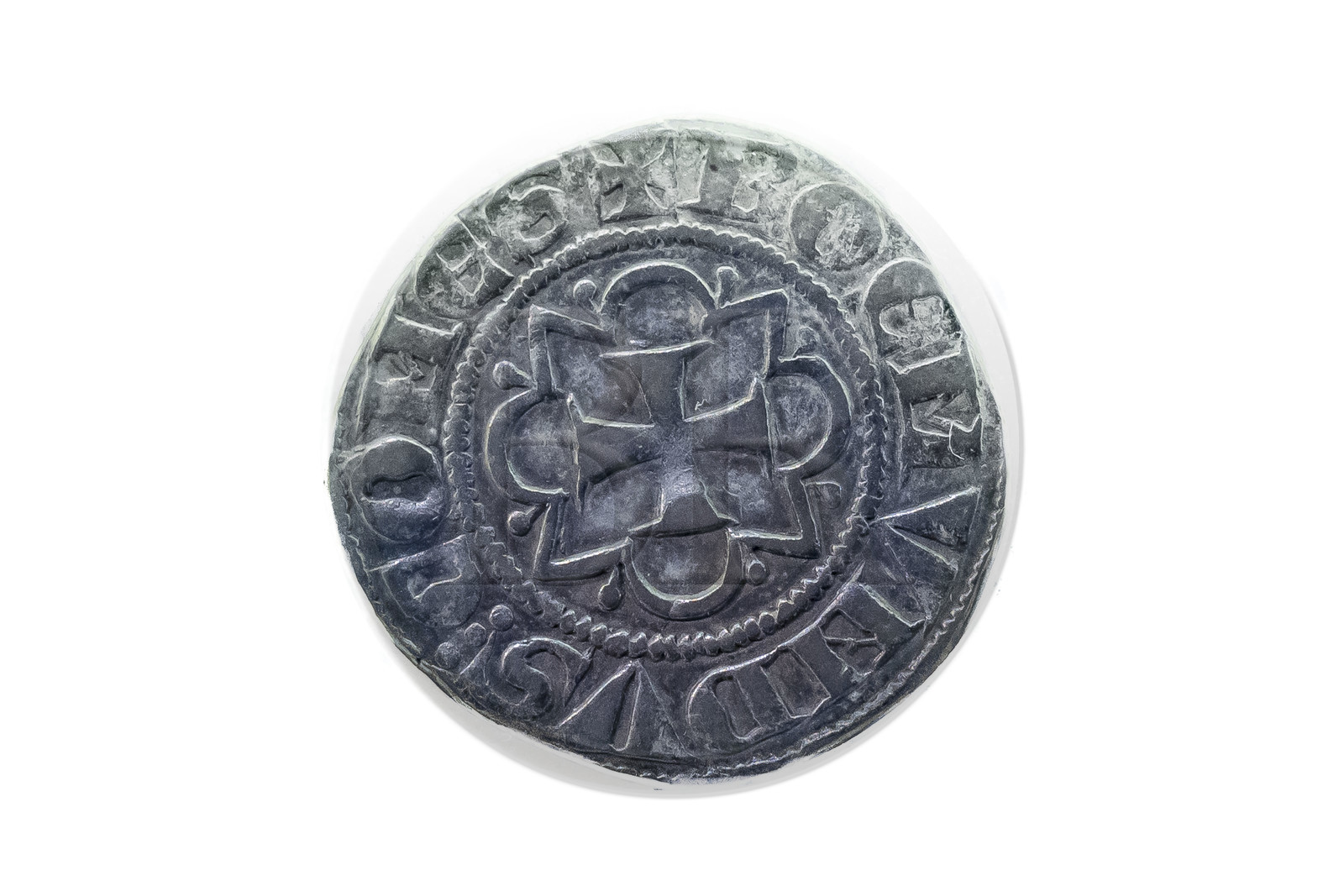 France, Aveyron (12), La Cavalerie, musée du Point Accueil des remparts, pièce d'argent utilisée par les Chevalier de l'Ordre du Temple et émise par le Comté de Tripoli (États latins d'Orient), denier Demi-Gros Bohemond VI représentant une croix entourée d'arcs et d'angles en alternance avec l'Inscription BOEMVUNDVS COMES