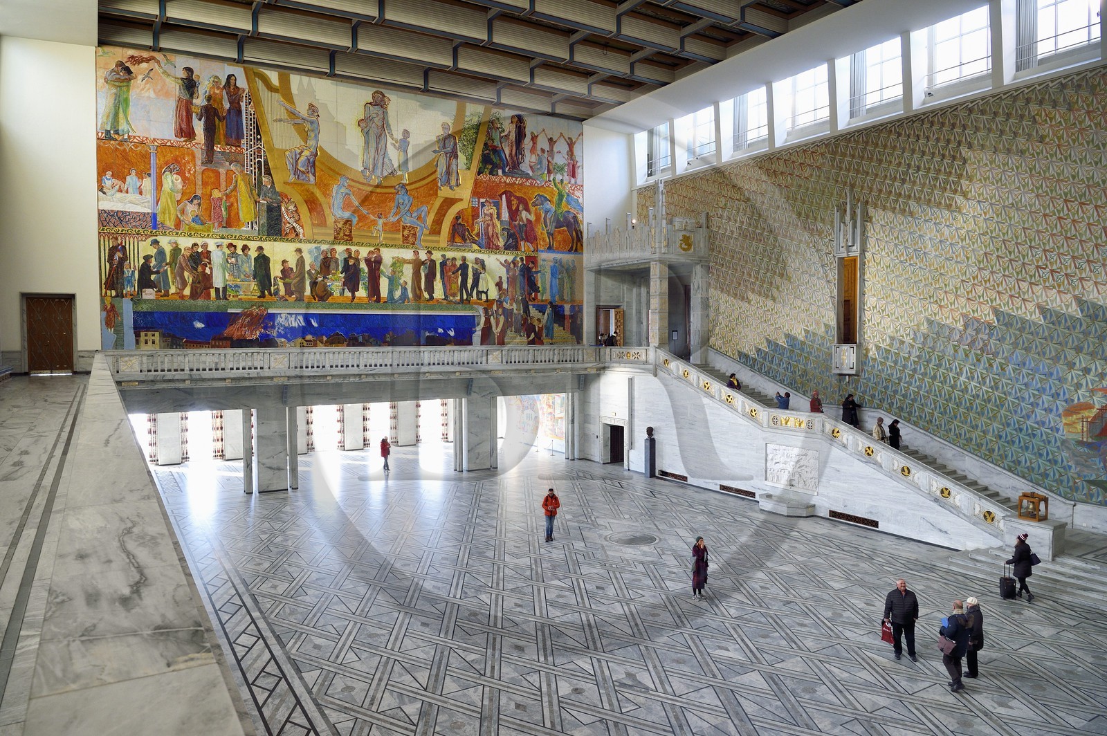 Norvège, Oslo, l'hotel de ville (Radhuset), salle principale qui accueille la cérémonie du prix Nobel de la paix, fresques avec des motifs tirés de l'histoire, de la culture et du monde du travail norvégien
