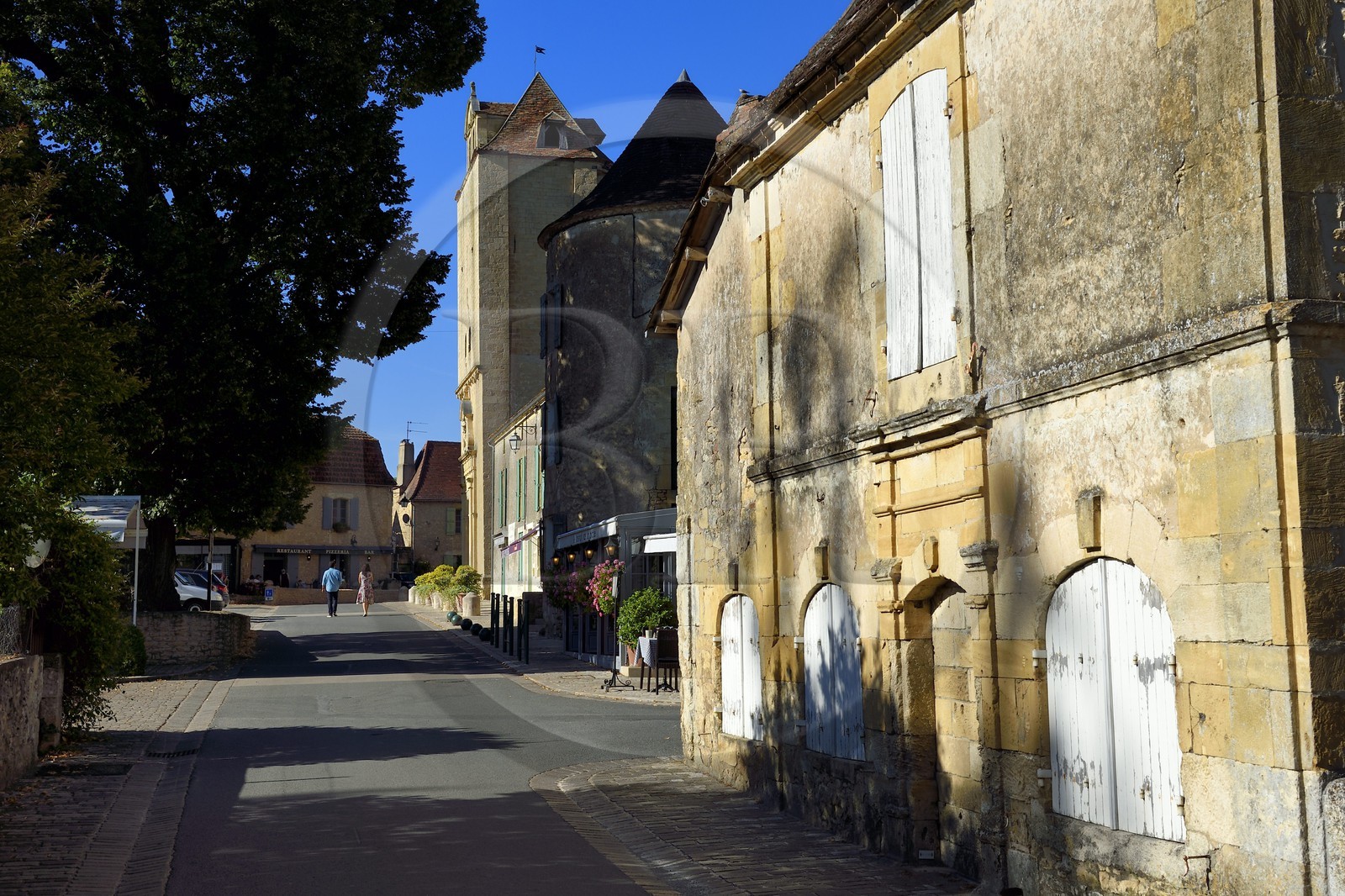 France, Dordogne (24), Périgord Noir, Trémolat, le coeur du village et l'église Saint-Nicolas en arrière plan