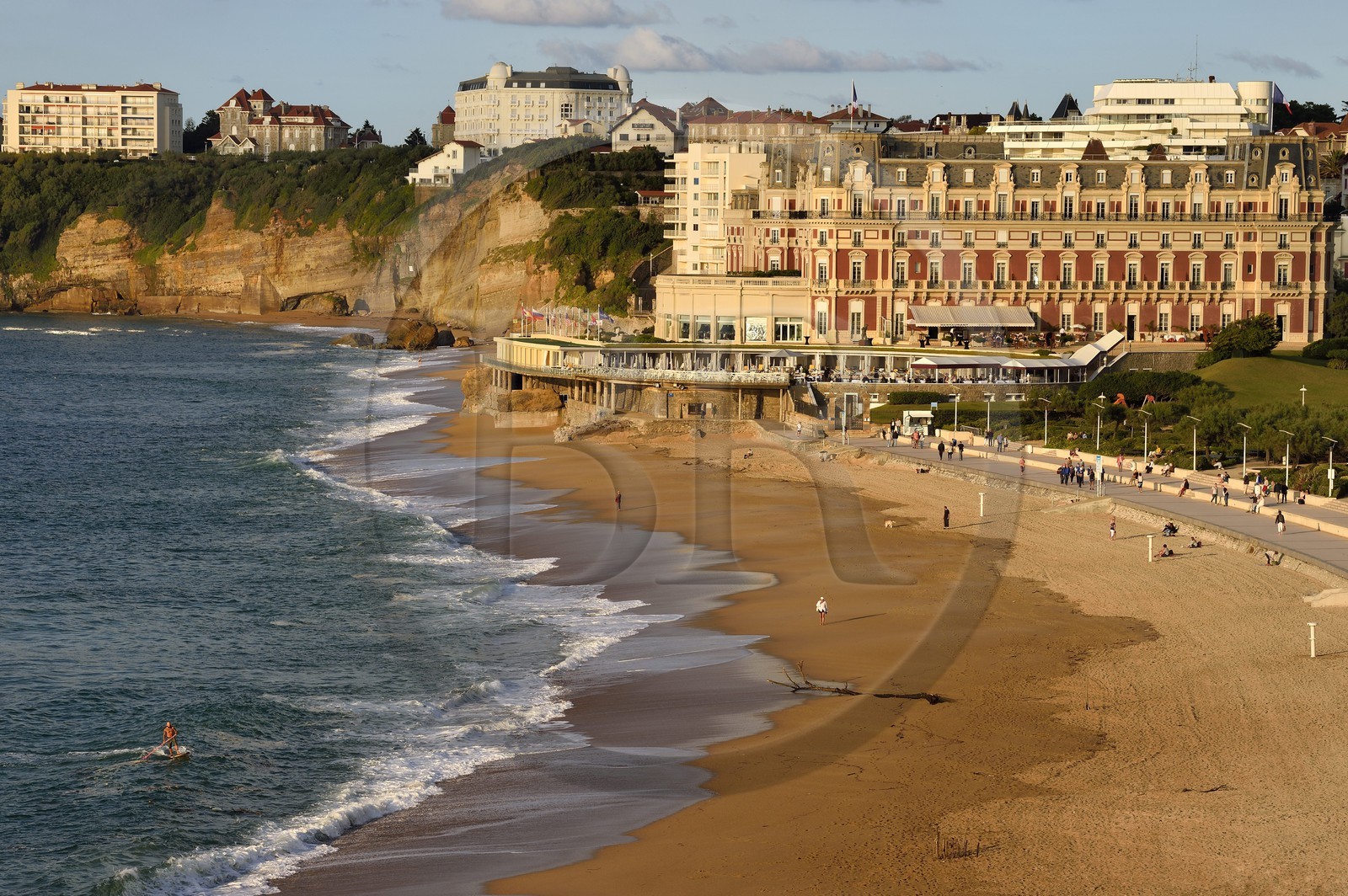 France, Pyrénées-Atlantiques (64), Pays-Basque, Biarritz, la Grande Plage et l'Hotel du Palais, stand up paddle