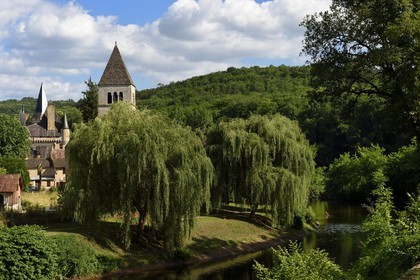 France, Dordogne (24), Périgord Noir, vallée de la Vézère, Saint-Léon-sur-Vézère, labellisé Les Plus Beaux Villages de France, le viilage sur les rives de la Vézère et le Chateau de Clérans en arrière plan à gauche