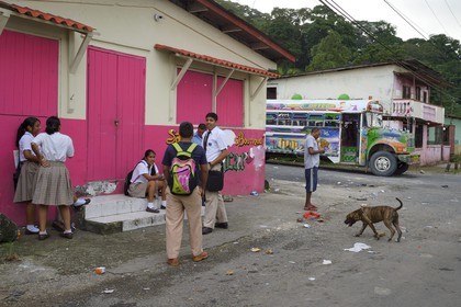 Panama,  province de Colon, Portobelo, bus appellés Diablo Rojo (Diable Rouge) recouverts de peintures criardes