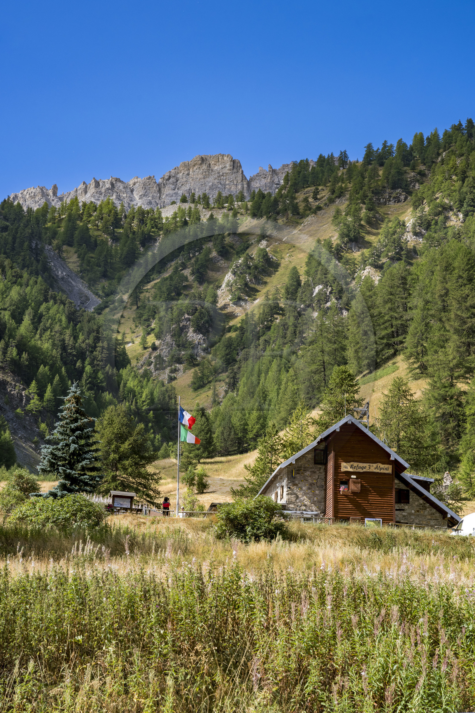 France, Hautes Alpes (05), Névache, la Vallée Étroite à la frontière italienne, Refuge Terzo Alpini