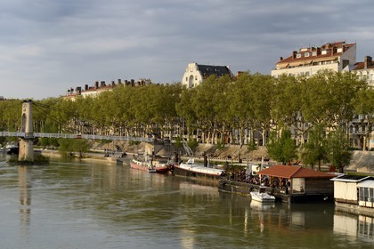 France, Rhône (69), Lyon, les berges du Rhône, Café péniche amarrée au quai Général Sarrail at la passerelle du Collège