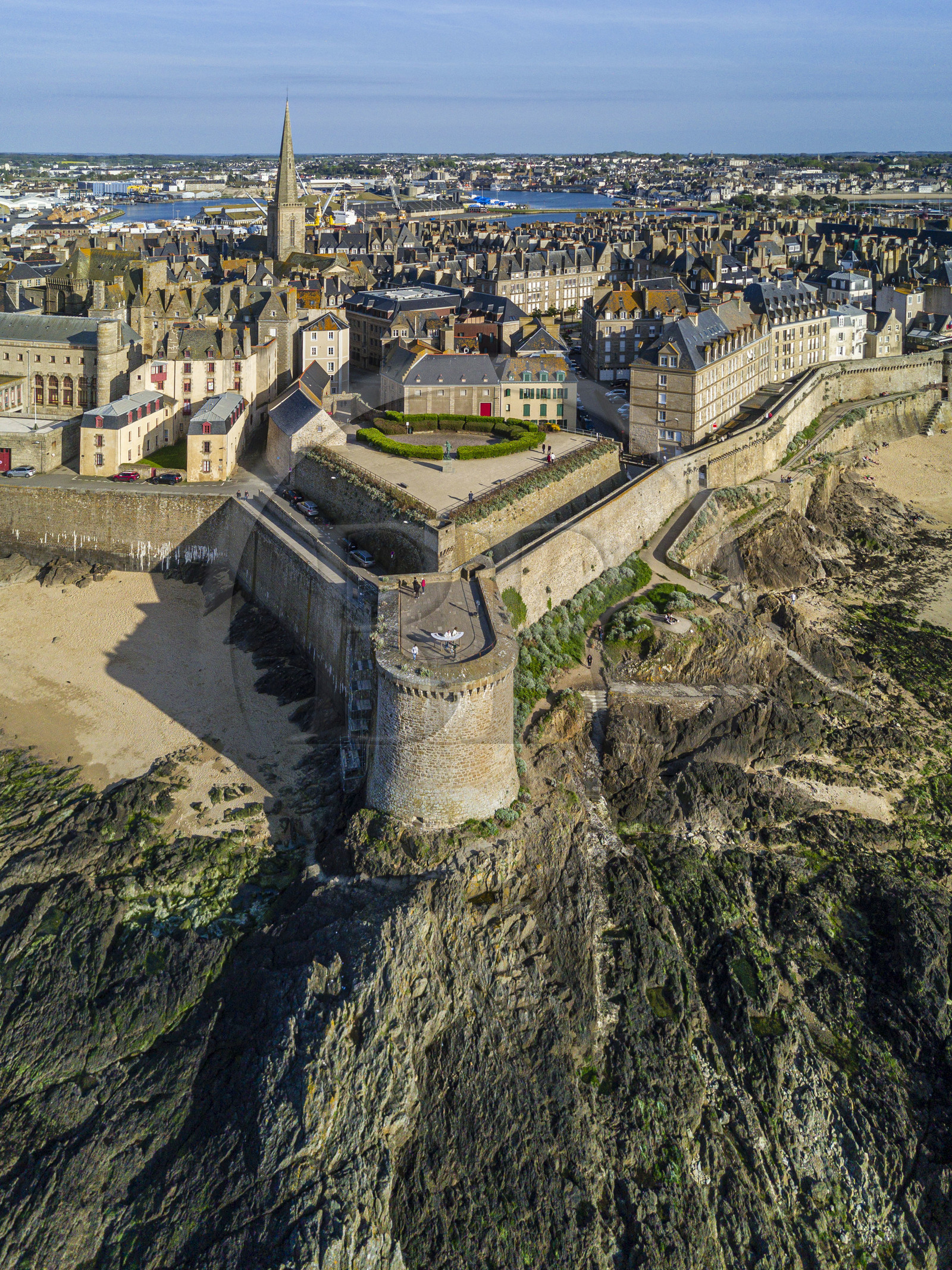 France, Ille-et-Vilaine (35), Côte d'Emeraude, Saint-Malo, la ville fortifiée avec la Tour Bidouane au premier plan (vue aérienne)