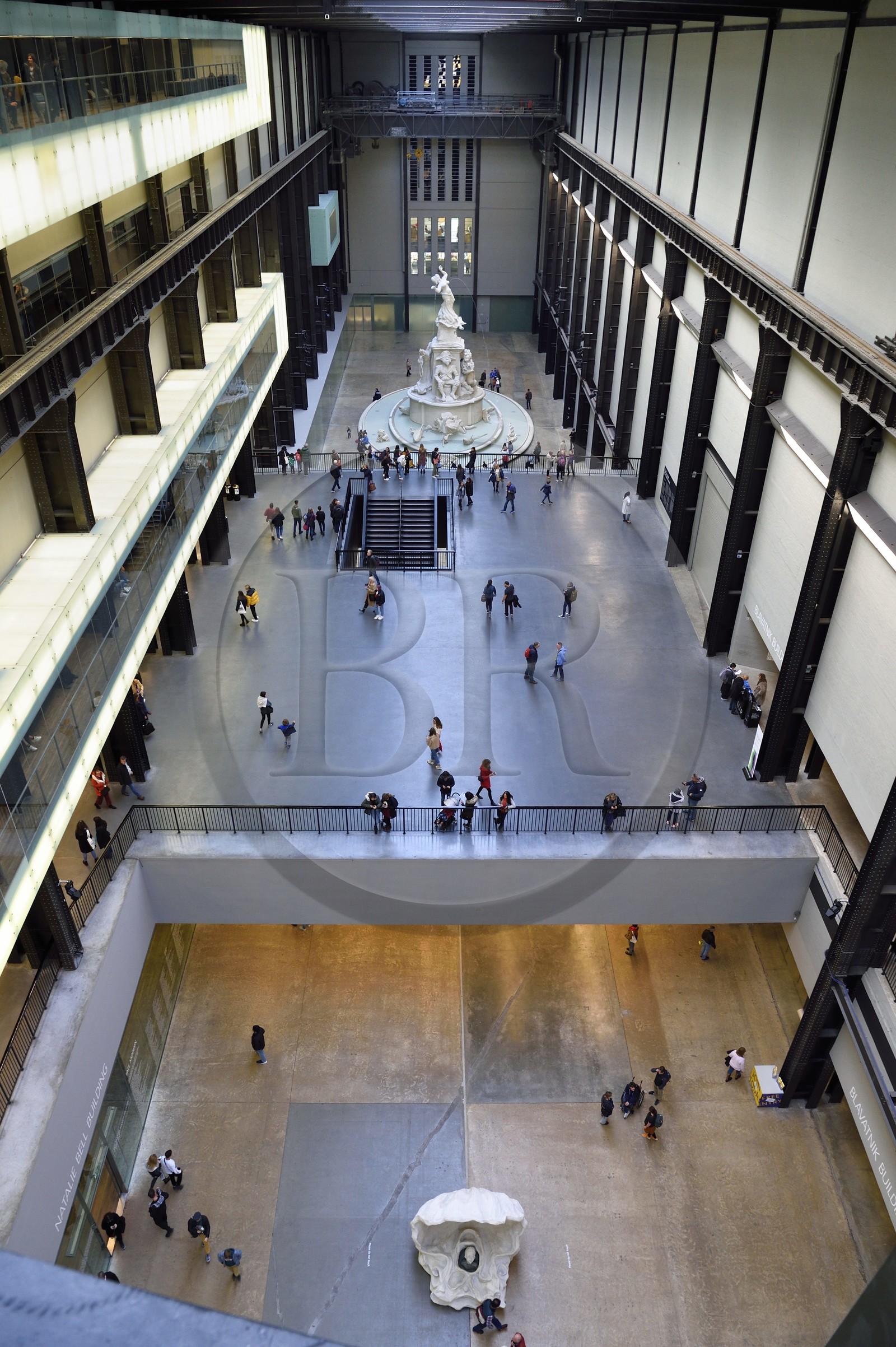 Royaume-Uni, Londres, quartier de Southwark, la Tate Modern, musée d'art contemporain, Fons Americanus, une fontaine de 13 mètres de haut réalisée par l'artiste Kara Walker