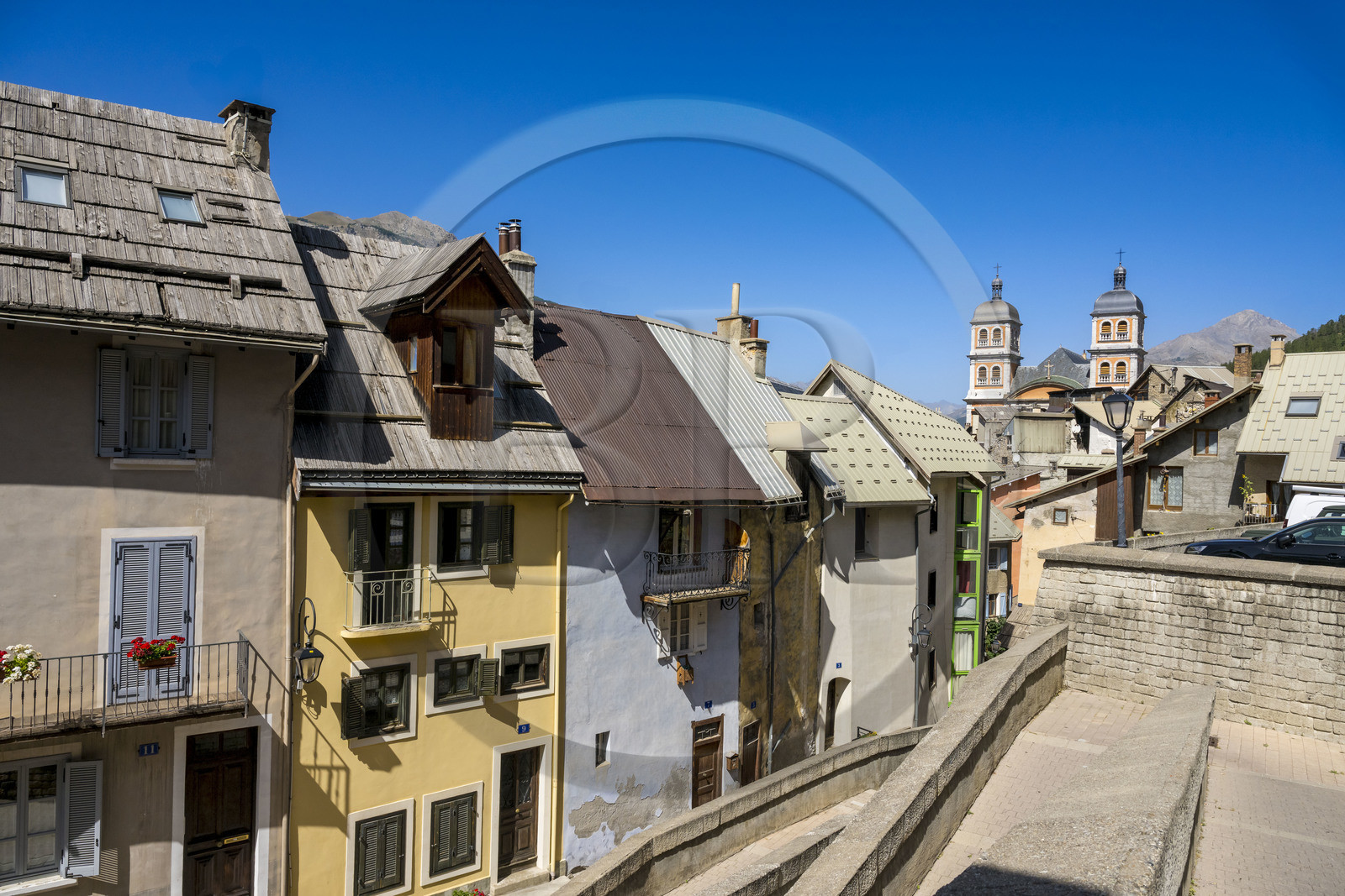 France, Hautes Alpes (05), Briançon, site Vauban classé Patrimoine Mondial de l'UNESCO, les maisons de la rue de la Manutention dans l'enceinte de la citadelle et les clochers de la collégiale Notre-Dame-et-Saint-Nicolas en arrière plan