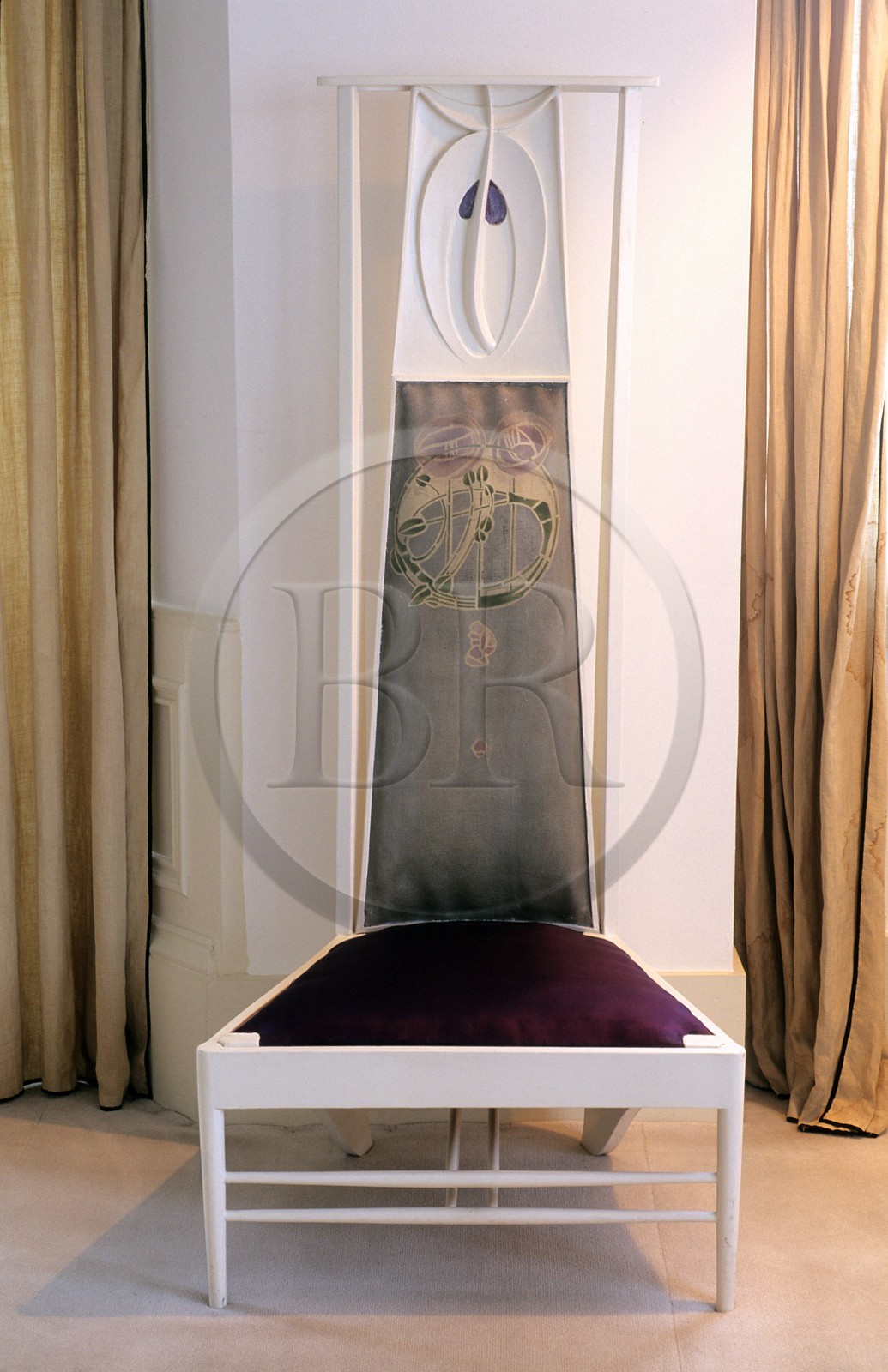 Royaume-Uni, Ecosse, Glasgow, Hunterian Museum, Mackintosh House, une chaise au design typique de Mackintosh