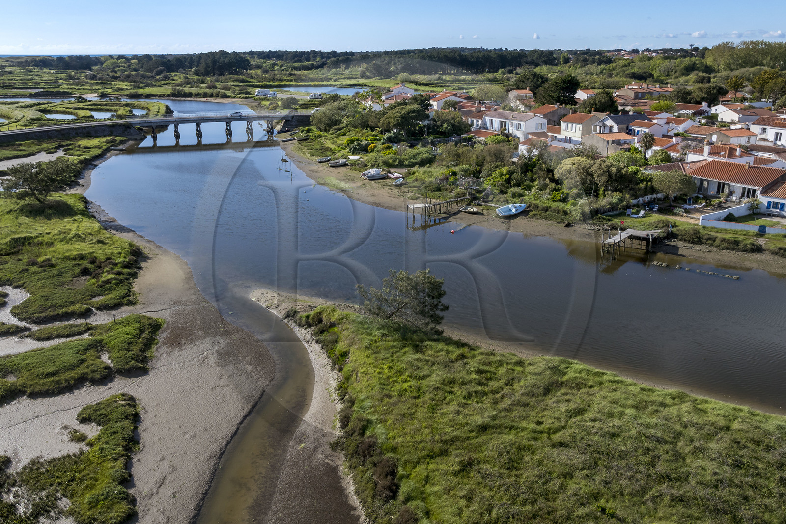 France, Vendée (85), Brem-sur-mer, village de La Gachère et le chenal du Havre de la Gachère (vue aérienne)