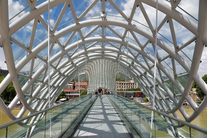 Géorgie, Tbilissi, vieille ville, rivière Mtkvari, pont de la paix