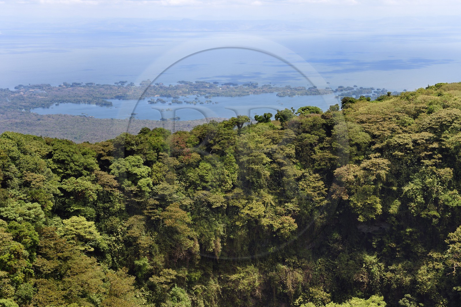 Nicaragua, département de Granada, Réserve naturelle du volcan Mombacho, vue sur le cratère principal et Las Isletas de Granada dans le lac Nicaragua en arrière plan