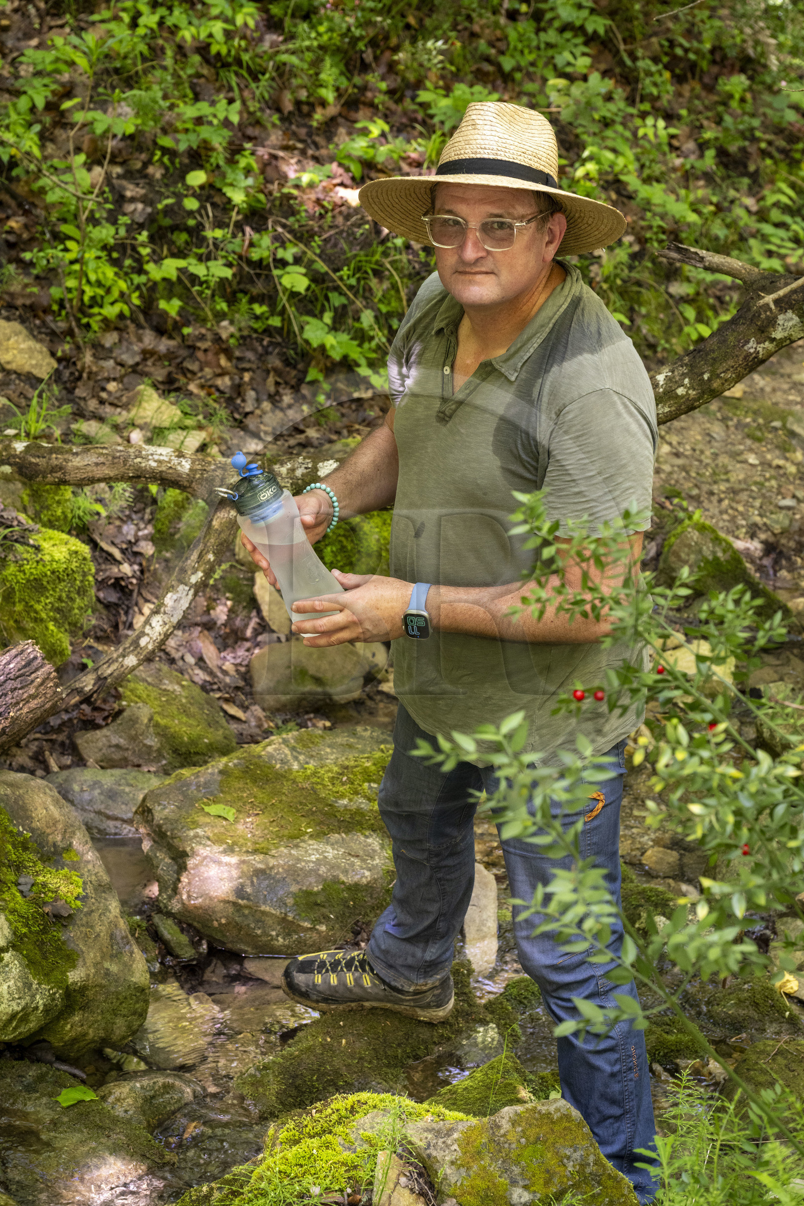 France, Vaucluse (84), Dentelles de Montmirail, Sablet, la rivière le Trignon surplombé par l'ancien pont de l'abbaye en ruine de moniales du VIIe siècle dans le vallon de Prébayon