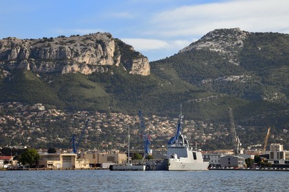 France, Var (83), Toulon, la base navale (Arsenal) et le mont Caume en arrière-plan