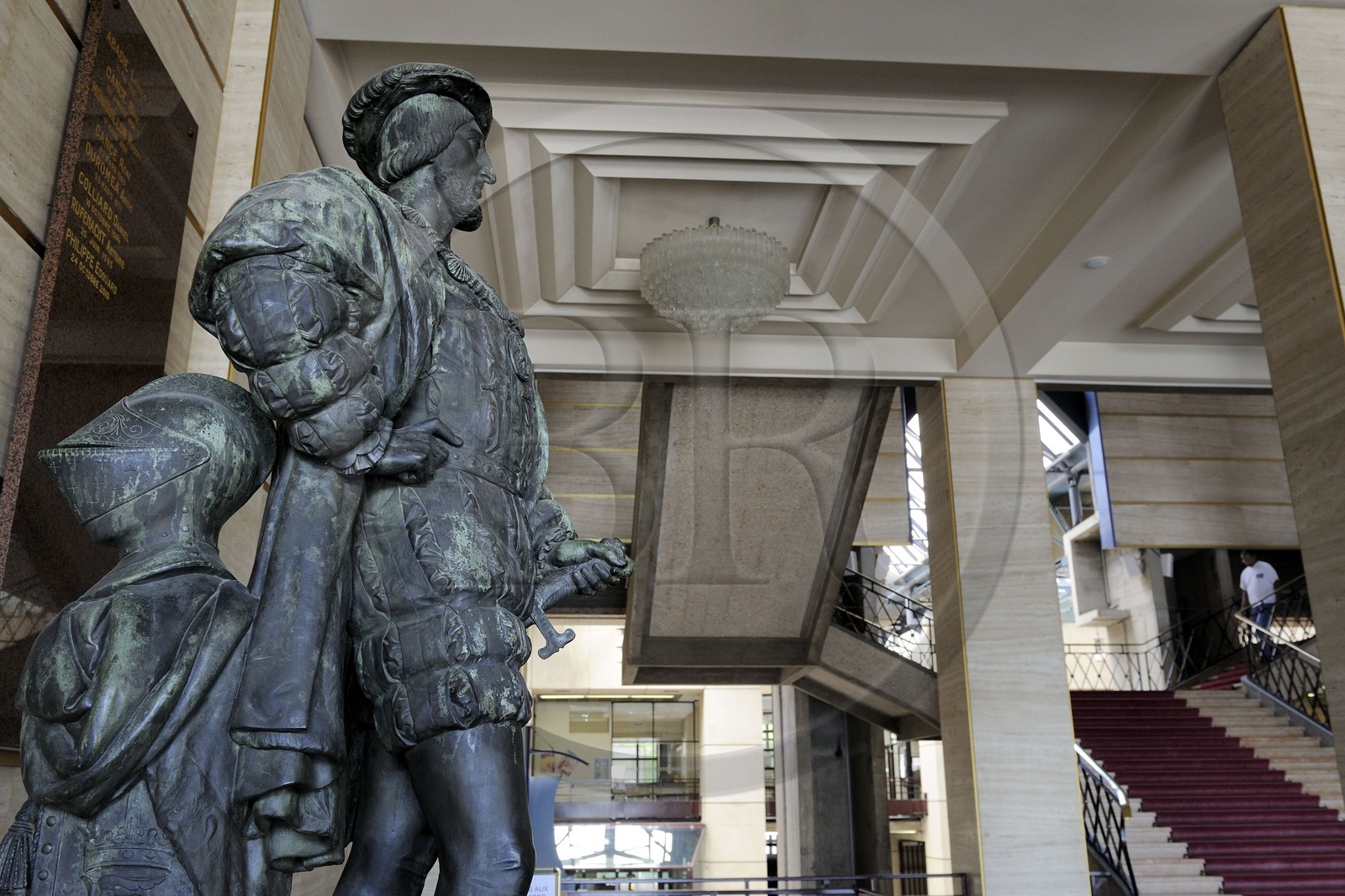 France, Seine-Maritime (76), Le Havre, Centre-ville reconstruit du Havre par Auguste Perret classé Patrimoine Mondial de l'UNESCO, statue de François Ier fondateur de la ville dans le hall d'entrée de l'Hotel de Ville