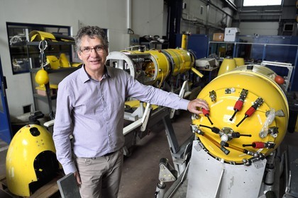France, Var (83), La Seyne-sur-Mer, Vincent Rigaud, directeur du Centre de Méditerranée de l’Ifremer, devant les pièces du véhicule sous-marin autonome (AUV) Aster x