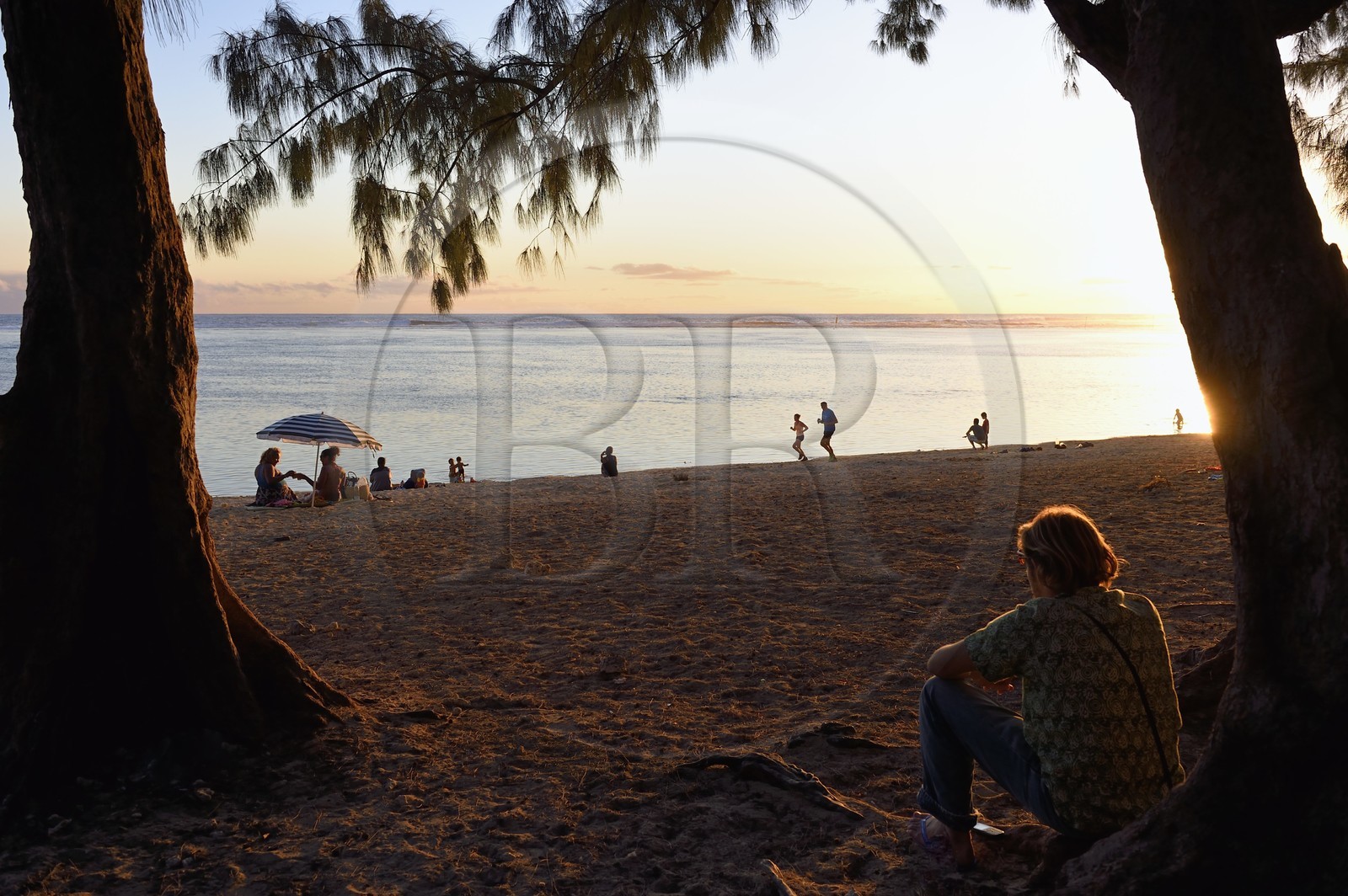 France, île de la Réunion, la Cote Ouest, plage du lagon de Saint-Gilles-Les-Bains à l'Ermitage-les-Bains, à l'ombre des filaos