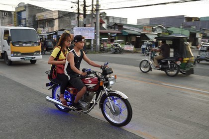 Philippines, province de Nueva Ecija, Bambang, moto customisée dans la rue principale
