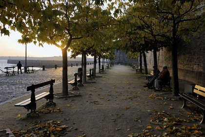 France, Ille-et-Vilaine (35), côte d'émeraude, Saint-Malo, les remparts de la ville intra-muros coté port