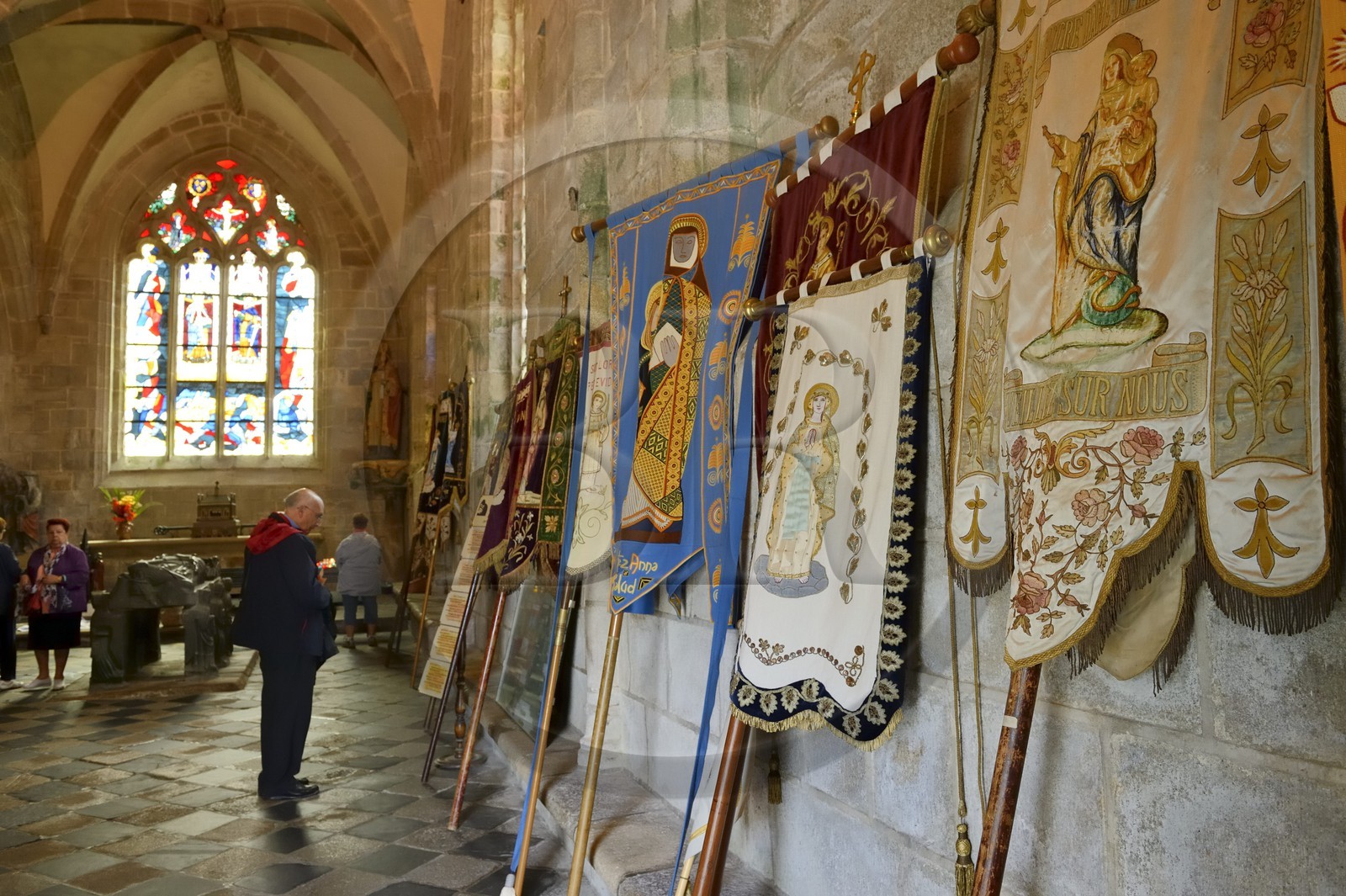 France, Finistère (29), Locronan, labellisé Les Plus Beaux Villages de France, les bannières des paroisses dans la chapelle du Péniti adjacente à l'église Saint Ronan pendant la cérémonie religieuse qui précède la procession de la Troménie