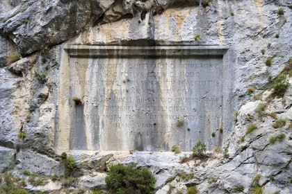 France, Alpes-Maritimes (06), ), vallée de la Roya (arrière-pays niçois) au pied du parc national du Mercantour, Saorge, inscription gravée daté de 1592 commémorant les travaux entrepris par Charles Emmanuel Ier de Savoie qui fait construire la route royale au fond de la vallée de la Roya