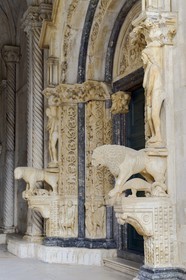 Croatie, Dalmatie, côte dalmate, Trogir, centre historique classé Patrimoine Mondial de l'UNESCO, portail occidental, joyau du sanctuaire, sculpté à partir de 1240 de la Cathédrale Saint Laurent de Trogir, sculpture d'Adam et d'Eve