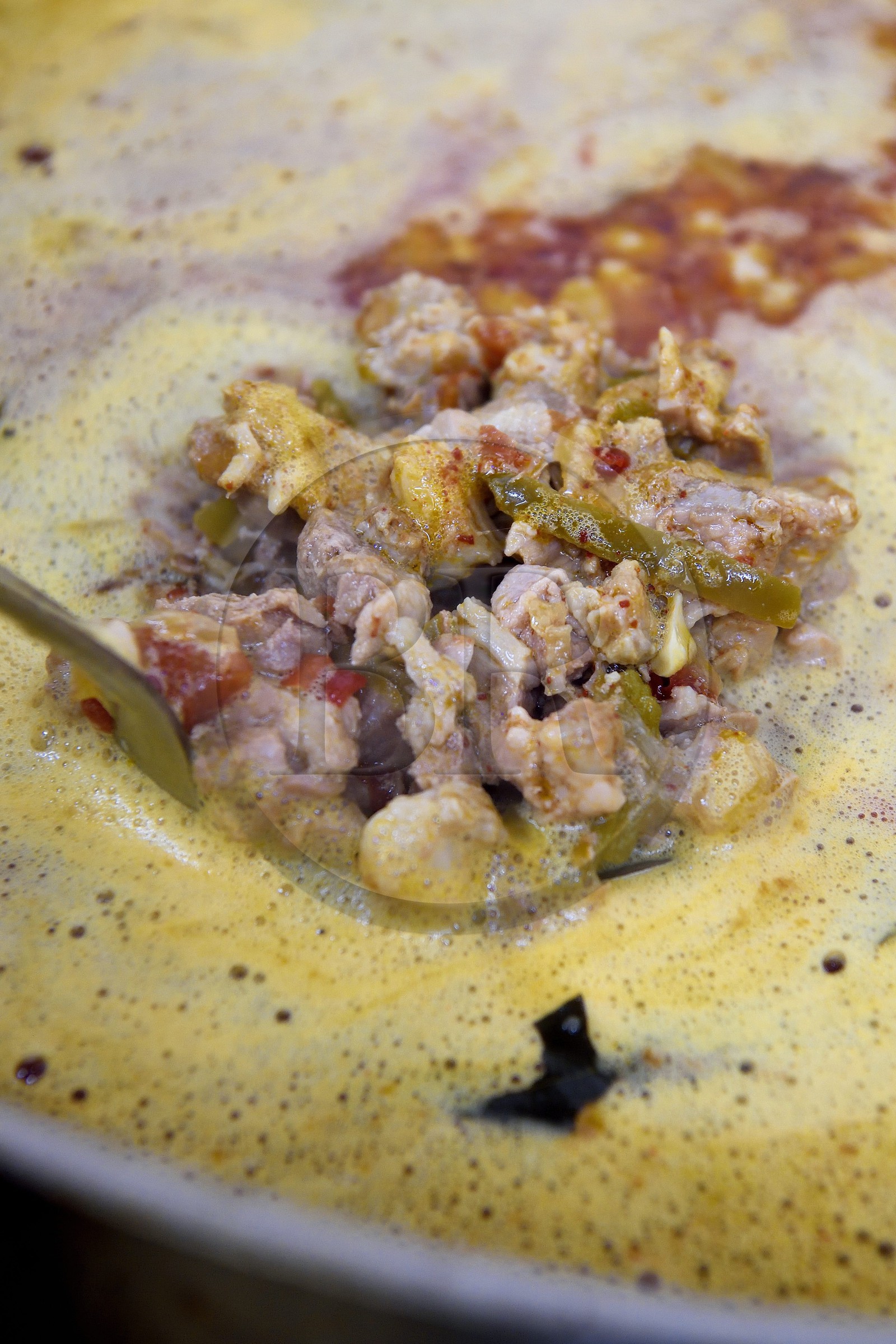 France, Pyrénées-Atlantiques (64), Pays-Basque, Espelette, préparation en cuisine de l'Axoa qui est un émincé de viande de veau relevé avec des épices, des piments d'Espelette, des poivrons et des oignons