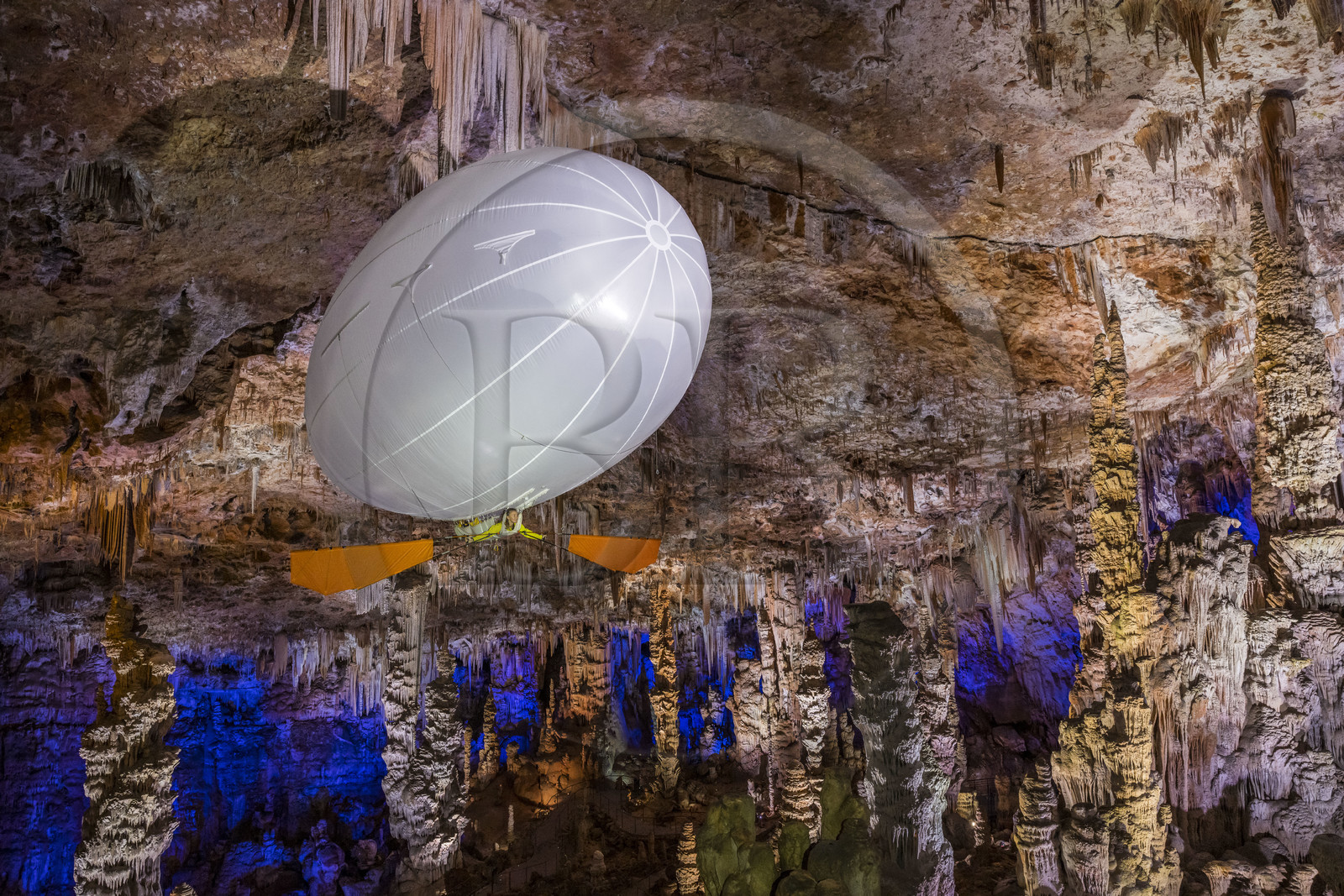 France, Gard (30), Méjannes-le-Clap, grotte de La Salamandre, découverte de la grotte en Aéroplume®, un ballon dirigeable individuel gonflé à l'hélium qui permet de s'envoler en battant des ailes
