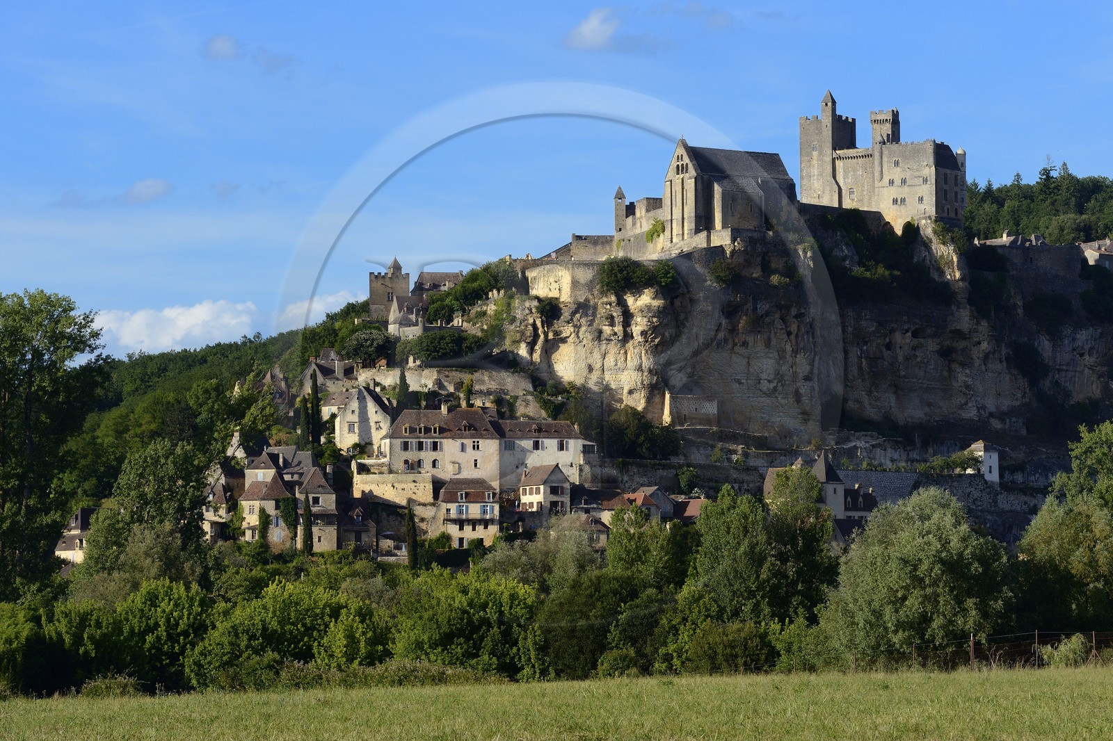 France, Dordogne (24), Périgord Noir, vallée de la Dordogne, Beynac-et-Cazenac, labellisé Les Plus Beaux Villages de France, le chateau sur un éperon rocheux