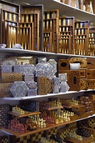 Maroc, Haut-Atlas, Marrakech, ville impériale, Médina classée Patrimoine Mondial de l'UNESCO, backgammon, jeux d'échecs et boite en bois dans une boutique du souk