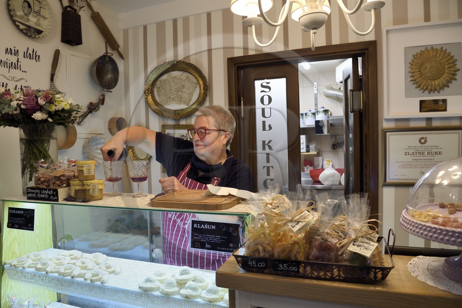 Croatie, Dalmatie, cote dalmate, Ile de Korcula, ville de Korcula, Smiljana Matijaca dans sa patisserie appellée Cukarin, les gateaux Harubica et Marco Polo Bombika sont des spécialités