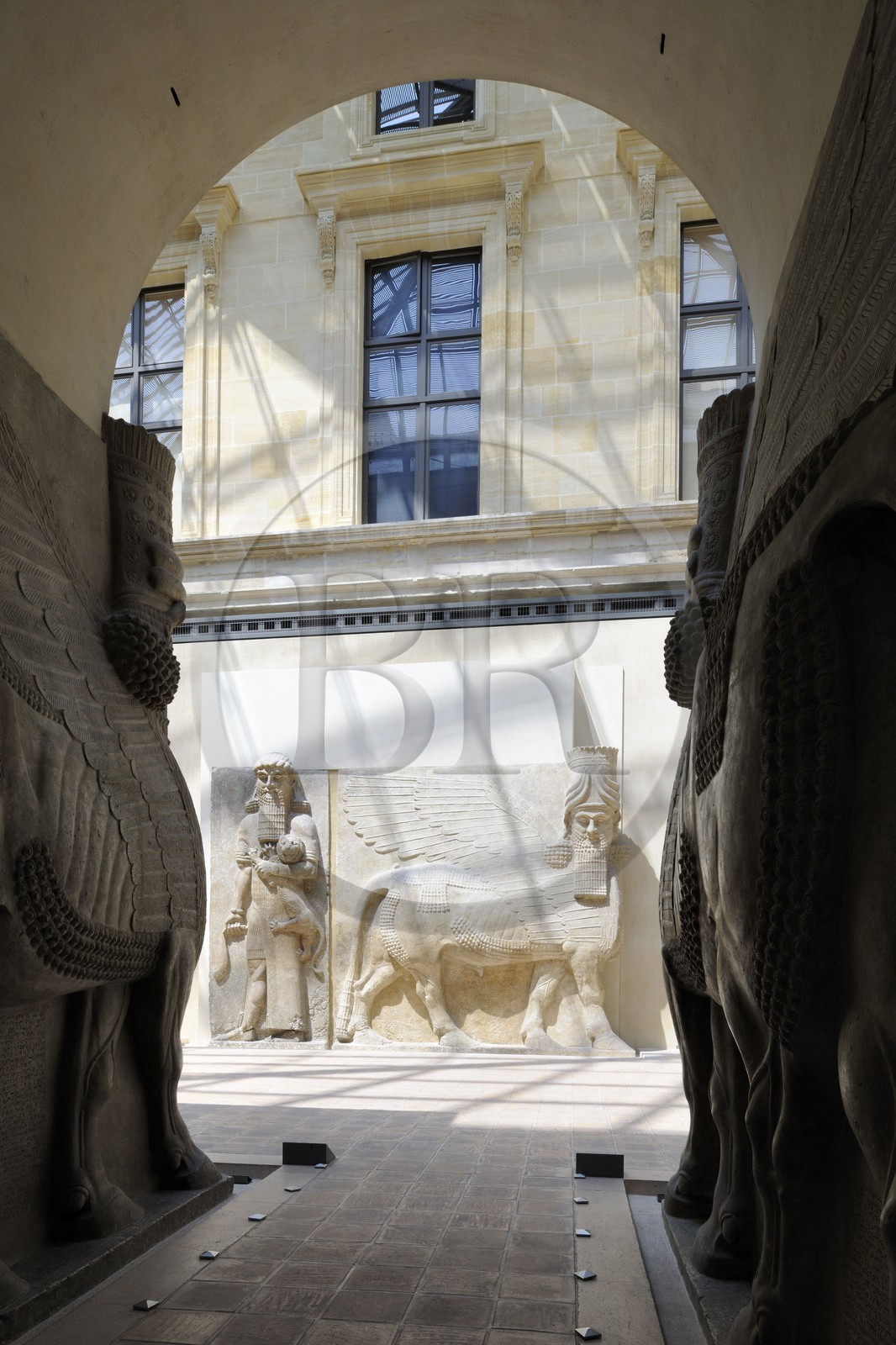 France, Paris (75), Musée du Louvre, Antiquités orientales, Cour Khorsabad, statues monumentales assyriennes de taureaux ailés, gardiens des portes du palais du roi Sargon II du VIIIe siècle avant JC