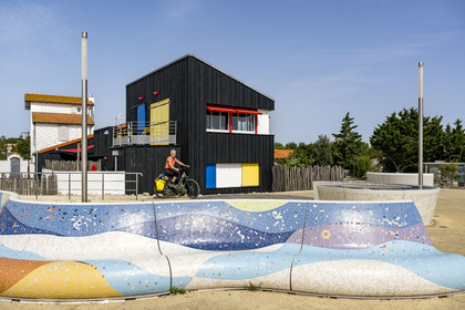 France, Charente-Maritime (17), Yves, sur la piste cyclable de la Vélodyssée au front de mer des Boucholeurs