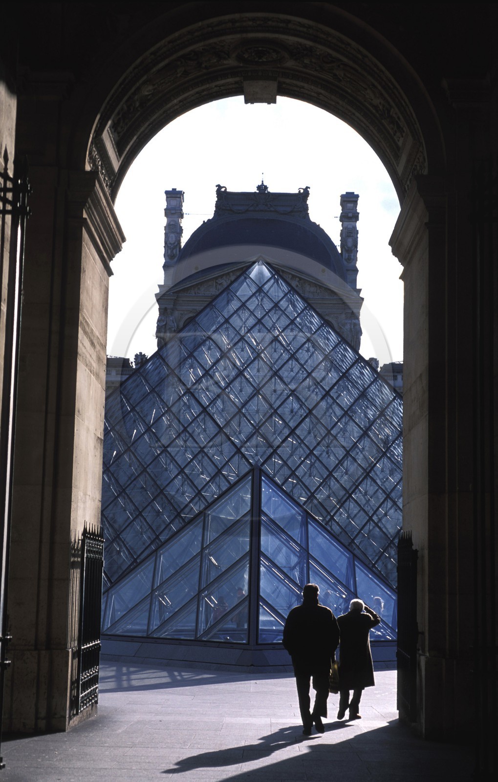 France, Paris (75), musée du Louvre et Pyramide par l'architecte Ieoh Ming Pei dans la Cour Carrée